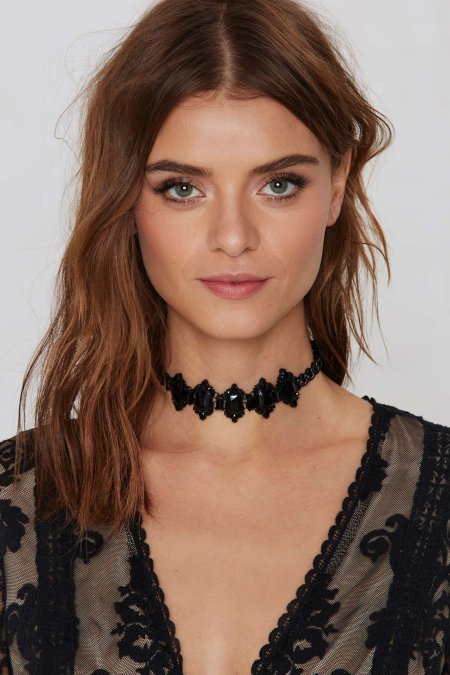 Чокер на девушке