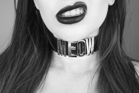 Девушка с чокером на шее