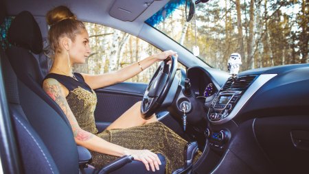 Хендай Солярис с девушкой