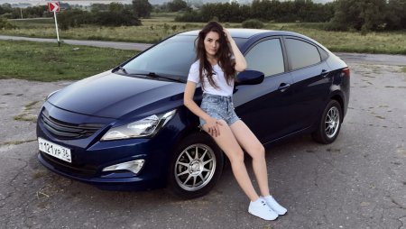 Девушка возле машины Солярис