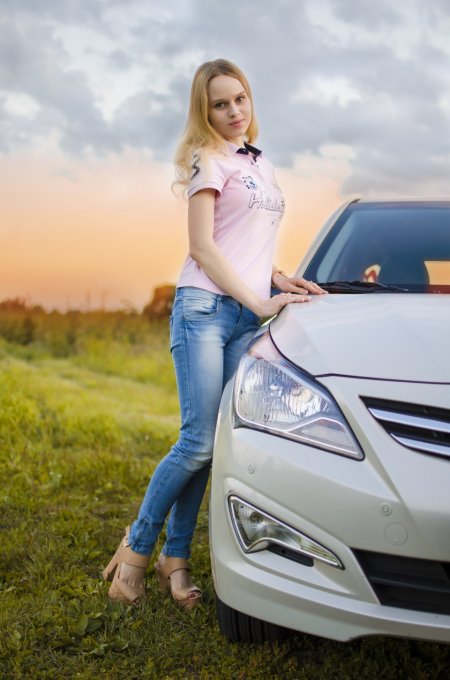 Хендай Солярис с девушкой