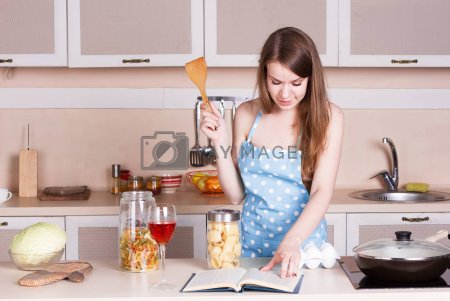 Девушка в переднике