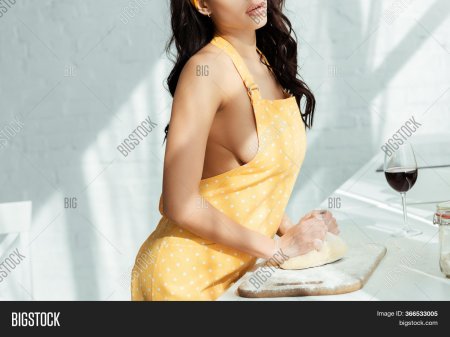 Леди с голой попой в фартуке