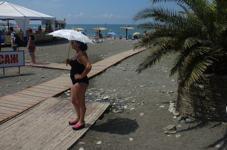 Отдыхающие на пляже в Сочи