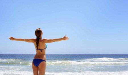 Солнце море пляж девушки