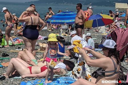 Люди на пляже Сочи