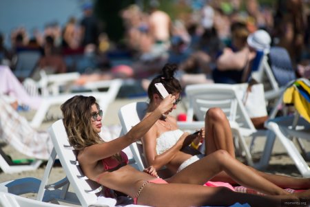 Отдыхающие на пляже в Сочи