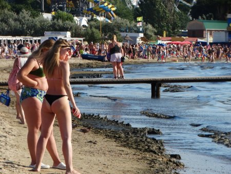 Отдыхающие на пляже Анапы