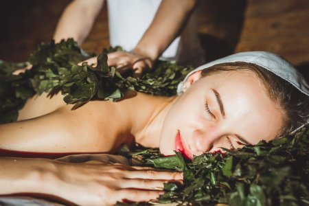 Массаж веником в бане