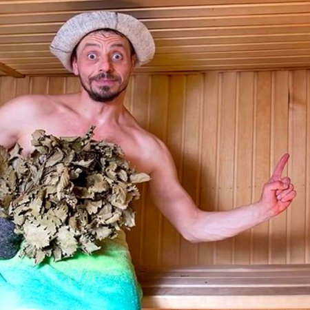 Мужчина в бане с веником
