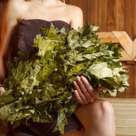 Девушка в бане с веником