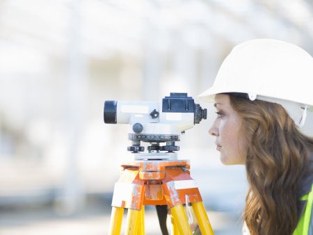 Девушка с нивелиром