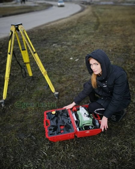 Девушки геодезистки