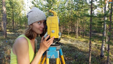 Девушка с нивелиром