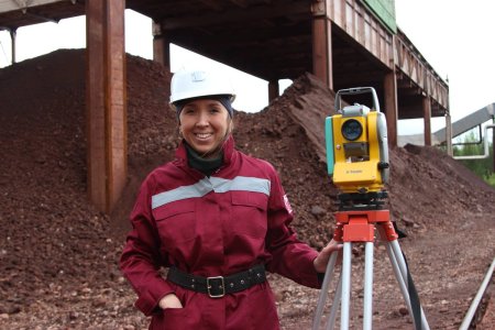 Маркшейдер девушка