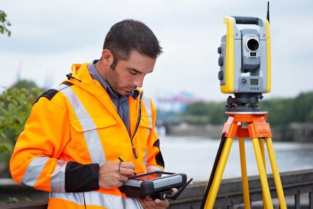 Геодезист с тахеометром