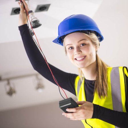 Электромонтер женщина