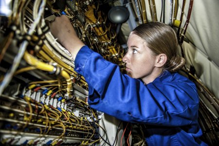 Электромонтер женщина