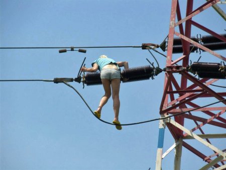 Электрик в проводах