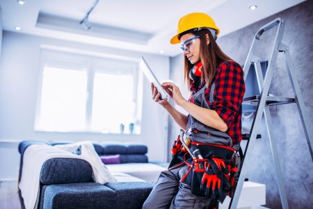 Девушка электромонтер