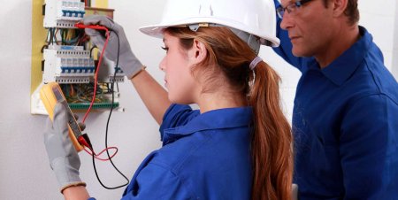 Девушка электромонтажник