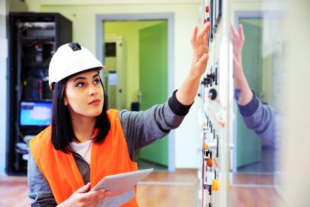 Девушка электрик