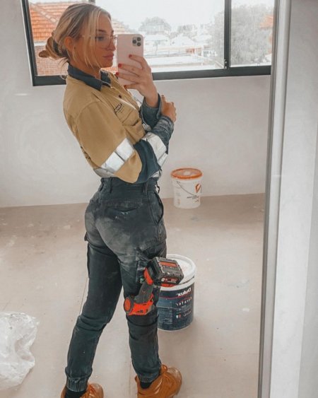 Девушка электрик