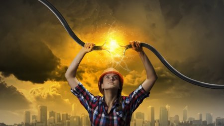 Девушка электрик