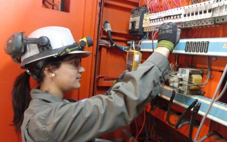 Девушка электрик