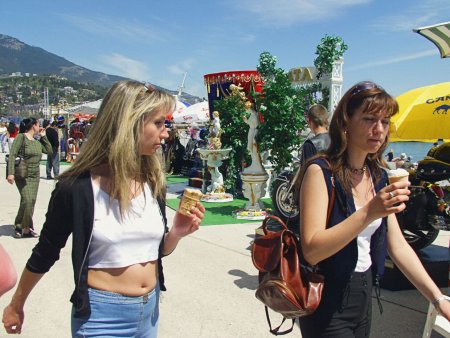 Девушки на улицах Евпатории