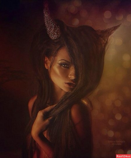 Девушка демон