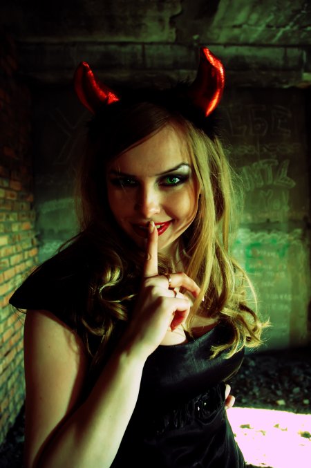 Девушка с рожками