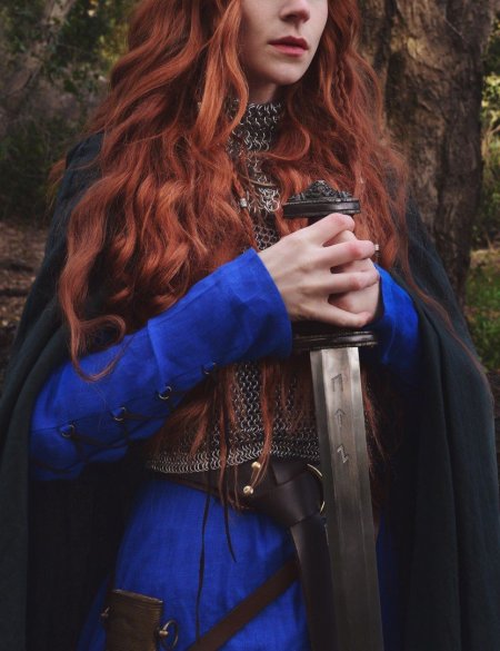 Рыжая девушка средневековье