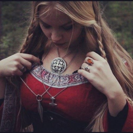 Девушка язычница