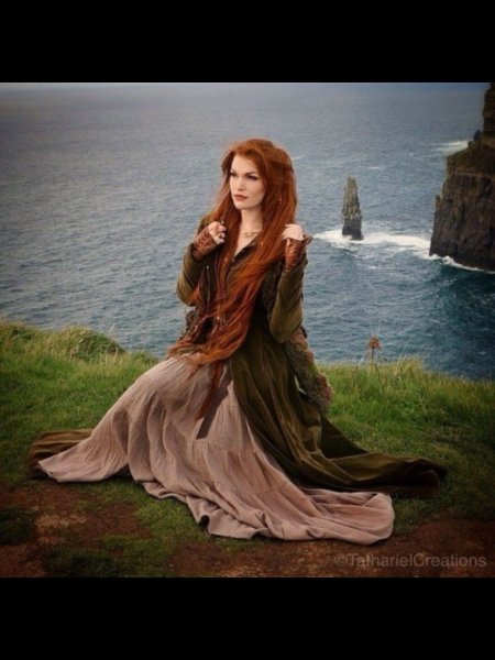 Ведьма с рыжими волосами