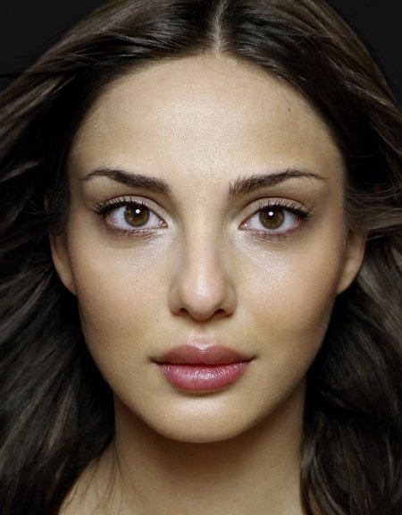 Армянка Диана Шнорхокян