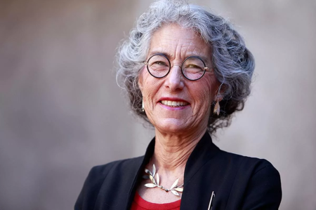 Красивая пожилая женщина