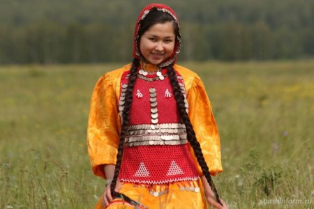 Девушка в башкирском костюме