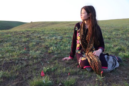 Калмык, калмычка и ребенок в степи