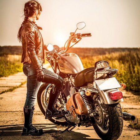 Элизабет Бирдм мотоциклистка