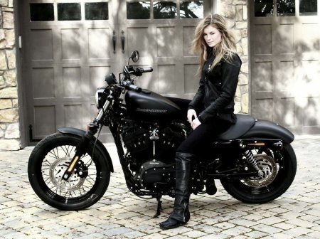 Мариса Миллер на мотоцикле