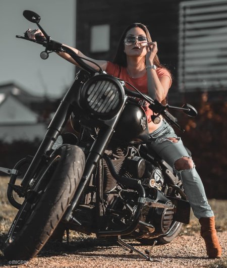 Девушка на Харлей Дэвидсон