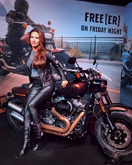 Байкерша на Харлей Дэвидсон