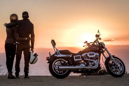 Байкер на мотоцикле Харлей Дэвидсон