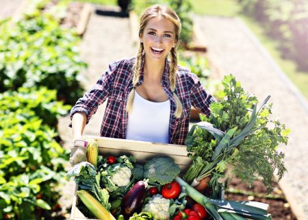 Девушка в саду