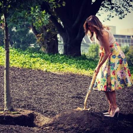 Женщина с лопатой