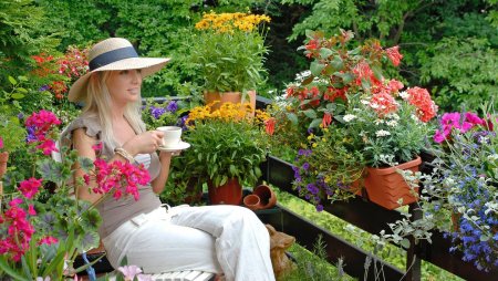 Девушка в саду