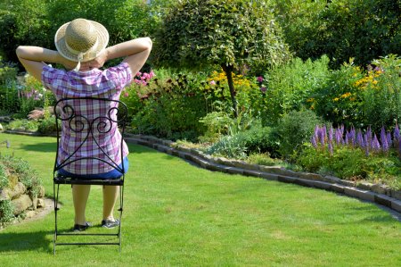 Женщины на даче летом