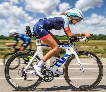 Шоссейный велосипедист