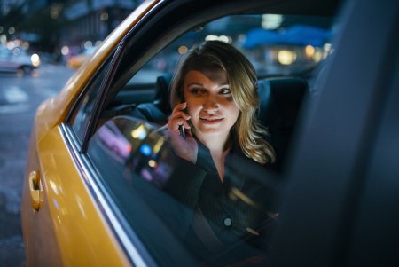 Красивая девушка в такси